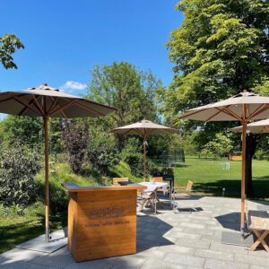Eingang zum Restaurant Erber in Ismaning mit Terrasse und Garten mit Spielwiese Trampolin und Fussballplatz