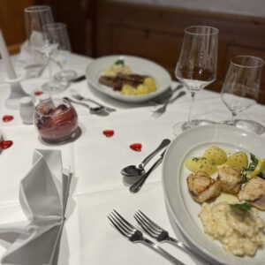 gegrillter Fisch mit gedeckten Tisch zum 3-Gäng Menü im Restaurant Erber nahe Hallbergmoos