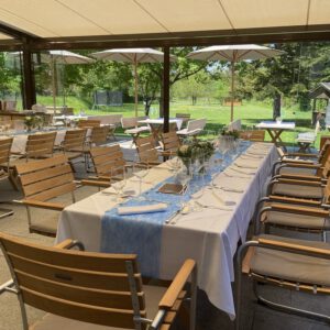 Kommunionfeier auf der Terrasse mit Blick in den Garten nahe Garching