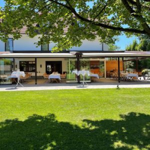 Terrasse im freien mit Sonnenschutz und Blick auf den Garten