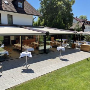Hochzeitsfeier mit Stehtischen und Sonnenschein im Garten auf der Terrasse des Hotel Restaurant Erber