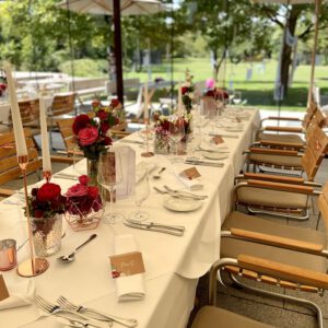 Hochzeit auf der Terrasse mit Blick in den Garten nahe Hallbergmoos