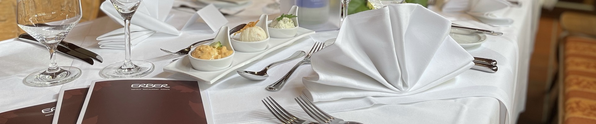 Geburtstagsfeier mit Stoffservietten und Menükarten im Restaurant Erber in Ismaning