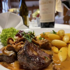 Gerilltes Hirschrückenmedaillons mit Pfifferlingen Schupfnudeln und Rotwein