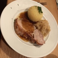 Knusprig gebratenes Spanferkel mit Dunkelbiersoße, Ismaninger Sauerkraut und Kartoffelknödel