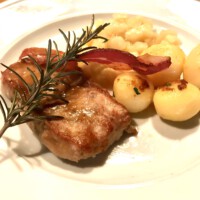 Gegrilltes Kalbsrückensteak mit Pastinakengemüse und Risoleekartoffeln
