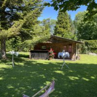 Stehempfang an einer Holzhütte im grünen mit Liegestühlen nahe Garching