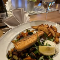 gebratenes Lachsfilet mit Gemüse und Kartoffeln nahe Hallbergmoos bei Freising
