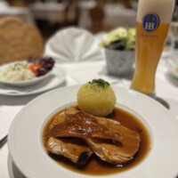 Schweinebraten mit Dunkelbiersosse und Weißbier