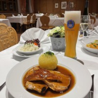 Schweinebraten mit dunkelbiersoße, Krautsalat und Kartoffelknödel