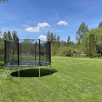 Trampolin im Garten mit Blick auf die Terrasse