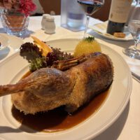 1/2 Bayerische Ente gebraten mit Bratensoße Kartoffelknödel und Blaukraut im Hotel Restaurant Erber in Ismaning