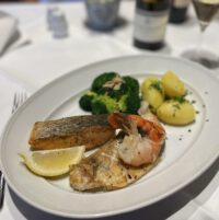 Fischteller mit Lachs, Zander, Garnele, Broccoli und Salzkartoffeln