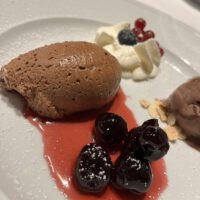 Mousse au chocolat mit Kirschen