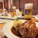 Schweinshaxn mit Krautsalat und Kartoffelknödel im Restaurant Erber in Ismaning