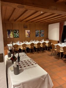 Abendessen in Holzvertäfelten Räumen und Aperitif zum Festabend