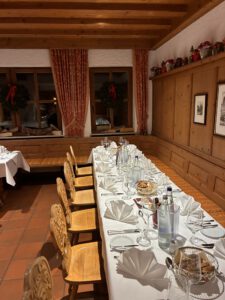 Gedeckte Tisch zum Abendessen im Restaurant Erber in Ismaning