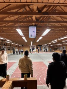 Stockschützenhalle mit Bildschirm an der Decke zum Ergebnis verfolgen Stockschützenhalle der Gemeinde Ismaning in der Grünen Heide mit Bildschirmen an der Decke